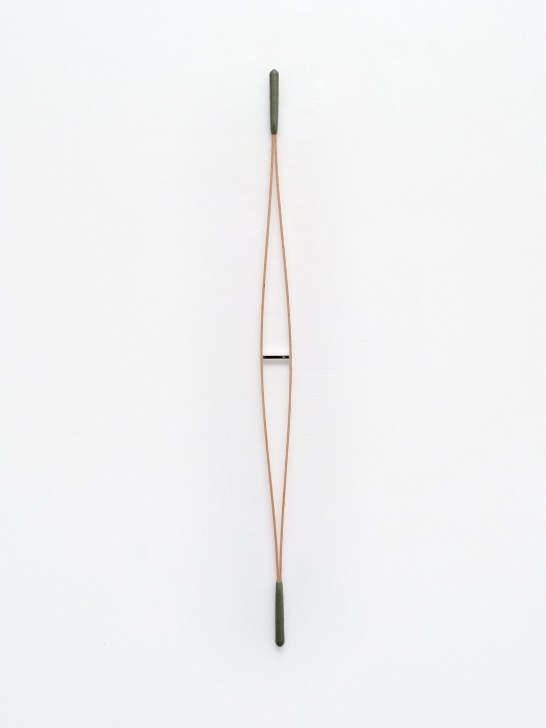 Sans titre, Kéliann Bazin, 2025, hêtre, acier inoxydable, cire, 130 x 6,2 x 2,5cm, Image © Aurélien Mole